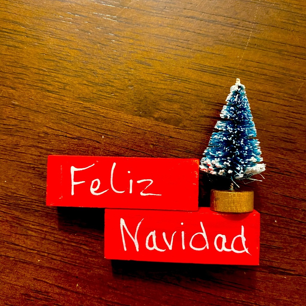 Small feliz navidad sign